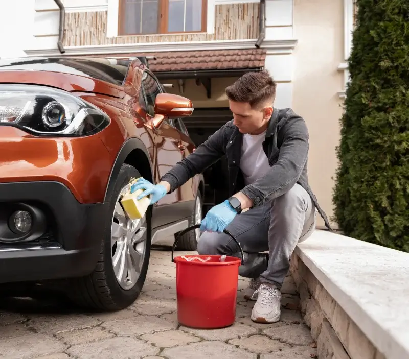 Lavage auto à domicile Saint-Martin-de-Bernegoue : professionnel intervenant sur un véhicule